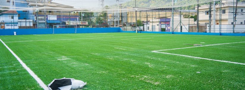 Reforma no campo de futebol society do Rio do Ouro entra na fase de acabamento