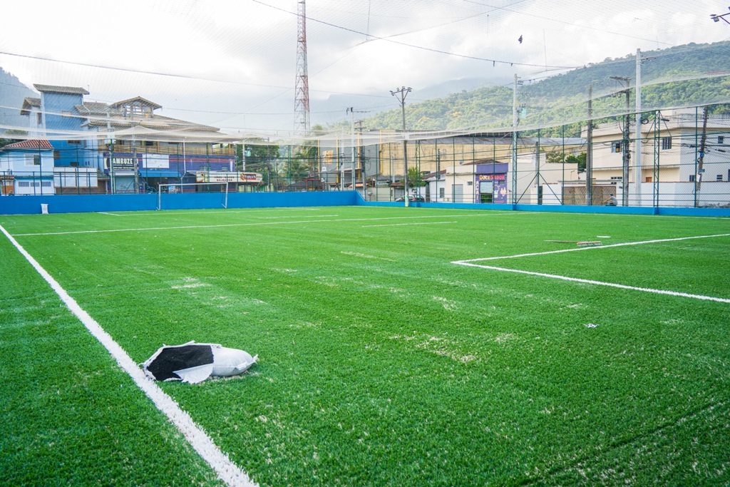 Reforma no campo de futebol society do Rio do Ouro entra na fase de acabamento