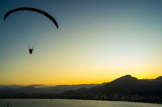 Turismo impulsiona emprego e reforça crescimento econômico em Caraguatatuba