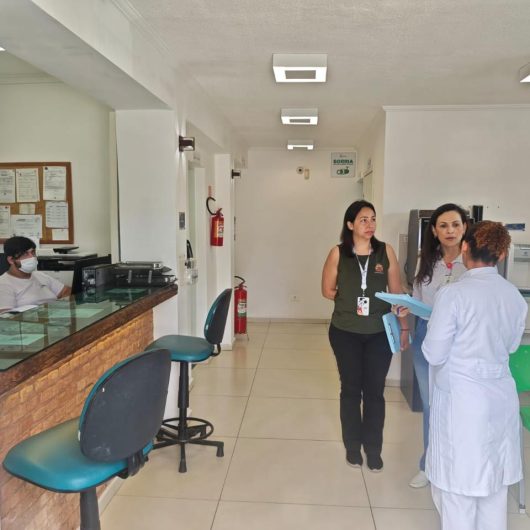 Prefeitura de Caraguatatuba realiza visitas técnicas em laboratórios e reforça notificação obrigatória de doenças