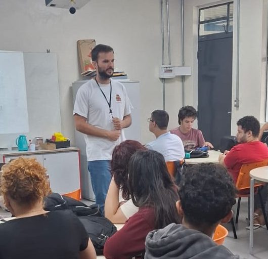 CCZ apresenta profissão de veterinário a alunos de escola estadual em Caraguatatuba