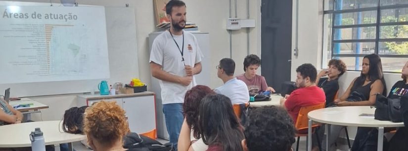CCZ apresenta profissão de veterinário a alunos de escola estadual em Caraguatatuba