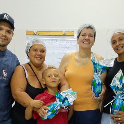 CRAS Barranco Alto promove workshop de chocolate e incentiva geração de renda em Caraguatatuba
