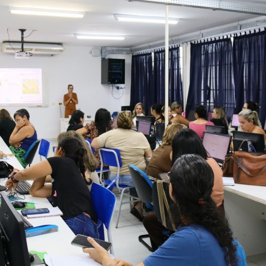 Educadores da rede municipal participam de workshops de Inteligência Artificial em Caraguatatuba