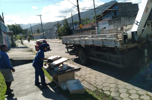 Caminhão da Operação “Cata-Treco” da Prefeitura de Caraguatatuba recolhe inservíveis no Tinga