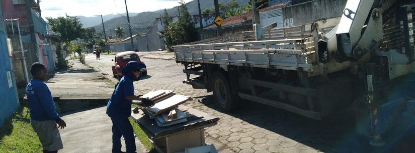 Caminhão da Operação “Cata-Treco” da Prefeitura de Caraguatatuba recolhe inservíveis no Tinga