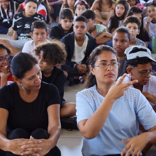 Escolas de Caraguatatuba realizam ações no Dia Nacional da Libras
