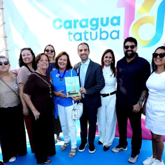 Caraguatatuba lança livro didático para fortalecer identidade e pertencimento entre estudantes