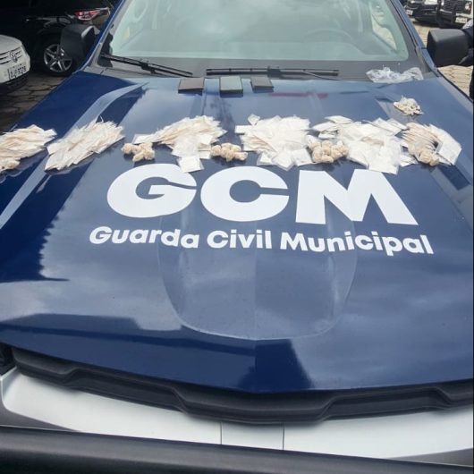 Prisão de homem no bairro Tinga leva Guarda Civil Municipal a aprender mais de mil porções de entorpecentes