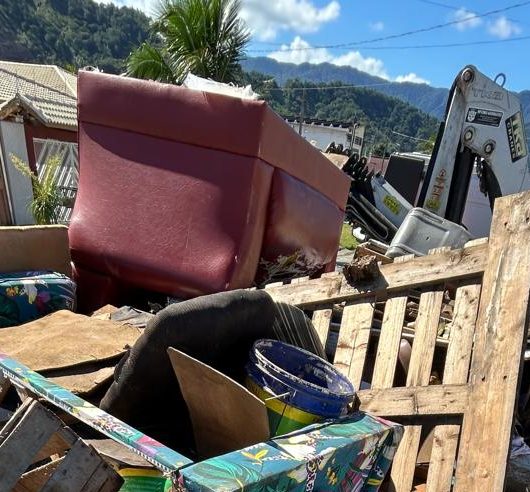 Caminhão da Operação “Cata-Treco” percorre ruas do Indaiá em Caraguatatuba