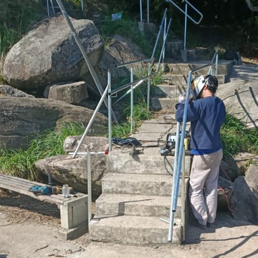 Revitalização do corrimão da trilha da Pedra do Jacaré na Prainha entra na fase de acabamento