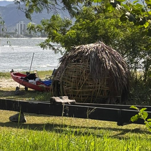 Prefeitura remove estrutura instalada irregularmente na Praia do Camaroeiro em Caraguatatuba