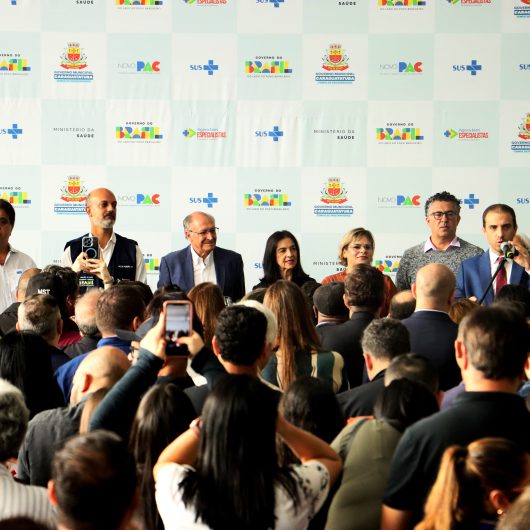Caraguatatuba recebe vice-presidente Geraldo Alckmin e reforça rede de saúde com novos veículos e carreta da mulher