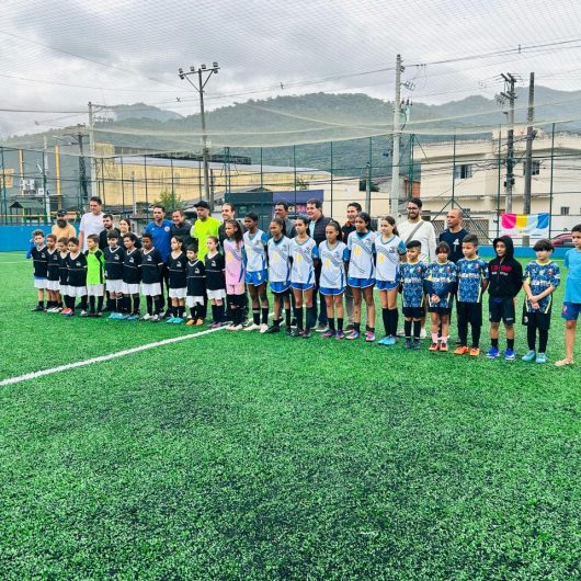 Prefeitura de Caraguatatuba entrega reforma do campo society do Rio do Ouro e amplia espaço de esporte e convivência