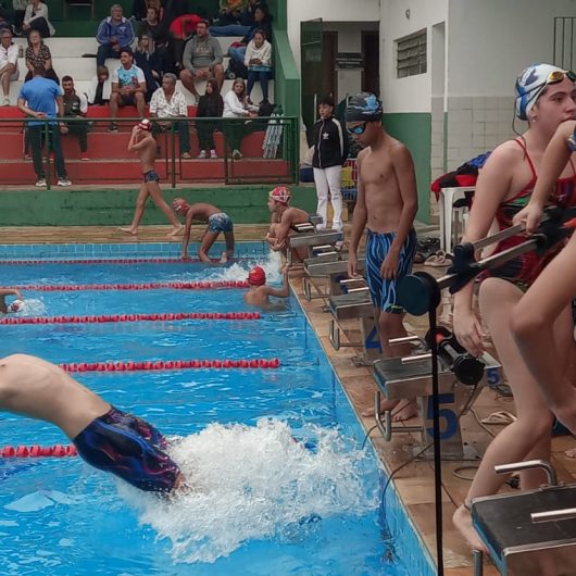 Atletas de Caraguatatuba conquistam 16 medalhas em torneio regional da Federação Aquática Paulista