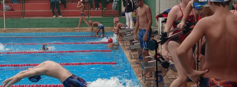 Atletas de Caraguatatuba conquistam 16 medalhas em torneio regional da Federação Aquática Paulista