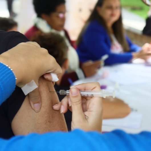 Saúde de Caraguatatuba destaca avanço na vacinação contra dengue, febre amarela e influenza