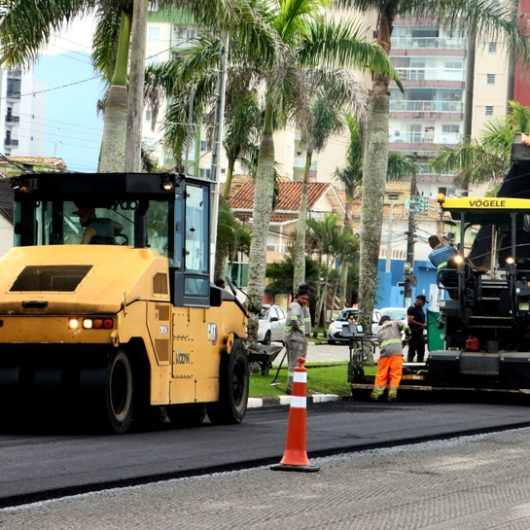 Prefeitura de Caraguatatuba inicia asfaltamento de trecho da Av. Geraldo Nogueira da Silva no Jardim Aruan