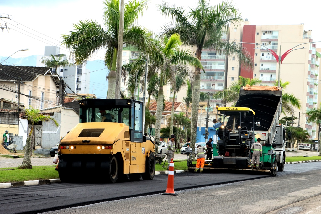 Prefeitura de Caraguatatuba inicia asfaltamento de trecho da Av. Geraldo Nogueira da Silva no Jardim Aruan