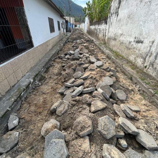 Prefeitura de recupera trecho da Travessa Cid Galvão no Centro de Caraguatatuba