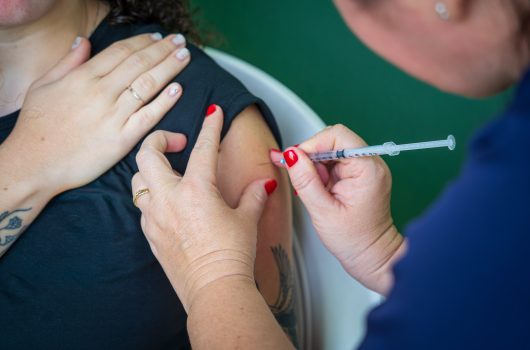 Caraguatatuba promove vacinação contra influenza no Centro da cidade até sexta-feira