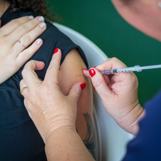 Caraguatatuba promove vacinação contra influenza no Centro da cidade até sexta-feira