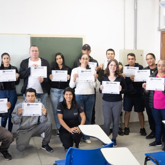 Alunos recebem certificado de conclusão do curso de Almoxarife e Estoquista em Caraguatatuba