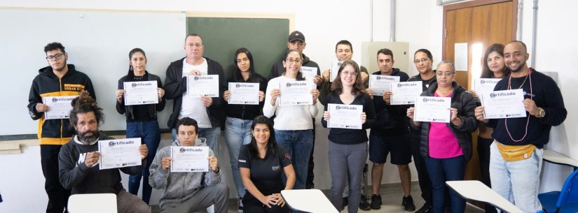 Alunos recebem certificado de conclusão do curso de Almoxarife e Estoquista em Caraguatatuba
