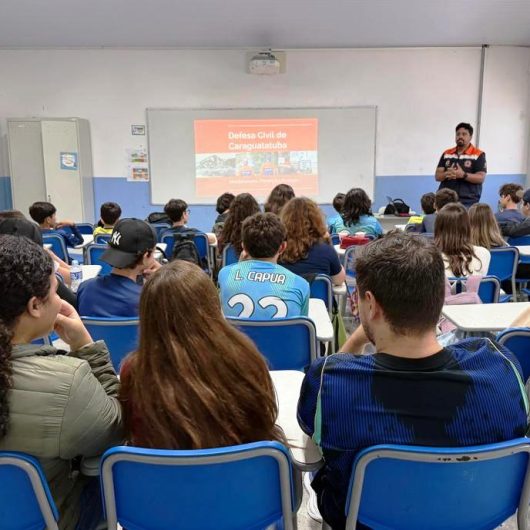 Defesa Civil de Caraguatatuba orienta estudantes sobre áreas de risco e prevenção de desastres