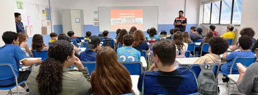 Defesa Civil de Caraguatatuba orienta estudantes sobre áreas de risco e prevenção de desastres