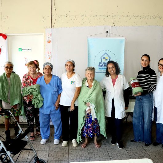 Fundo Social de Caraguatatuba entrega ao Lar Vila Vicentina primeiro kit de cobertores arrecadado na Campanha do Agasalho