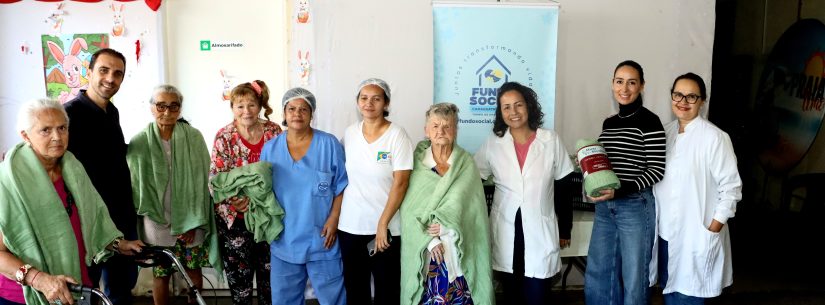 Fundo Social de Caraguatatuba entrega ao Lar Vila Vicentina primeiro kit de cobertores arrecadado na Campanha do Agasalho