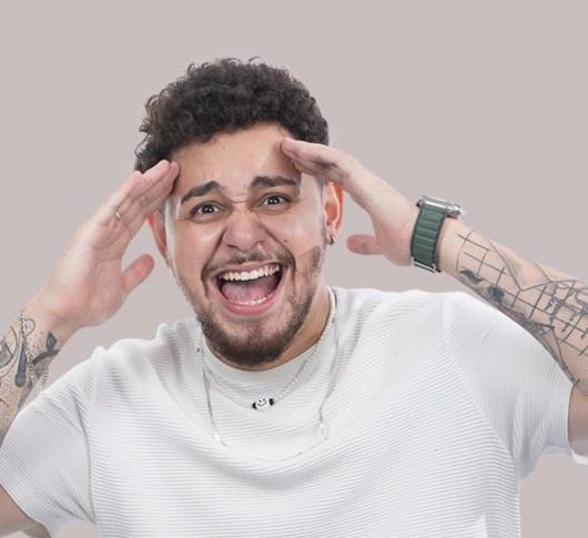 Stand up “Gio da Família Brasileira” com Gio Lisboa é destaque no Teatro Mario Covas neste domingo