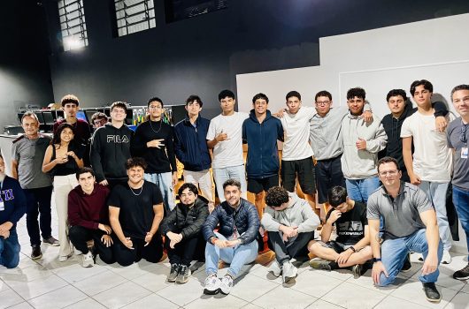 Estudantes da ETEC de São Sebastião conhecem projetos e inovações da Secretaria de Tecnologia e Inovação de Caraguatatuba