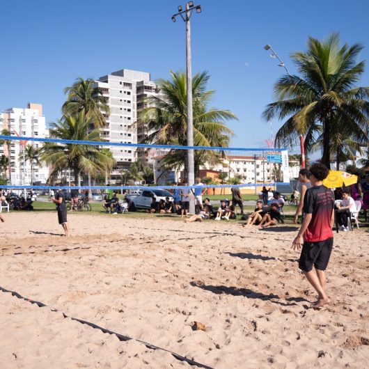 Festival de Vôlei de Praia reúne 24 equipes e abre programação do Caraguá Agita Esportes