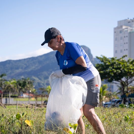 Mutirão recolhe 190 quilos de resíduos durante limpeza de praia em Caraguatatuba
