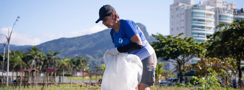 Mutirão recolhe 190 quilos de resíduos durante limpeza de praia em Caraguatatuba