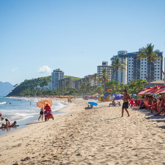 Prefeitura projeta padronização e ordenamento da Praia Martim de Sá em Caraguatatuba