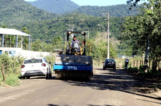Prefeitura de Caraguatatuba executa obras de pavimentação em ruas do Pegorelli e Perequê-Mirim