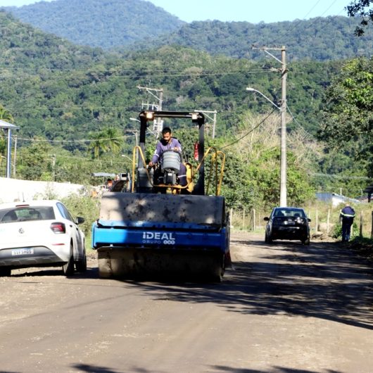 Prefeitura de Caraguatatuba executa obras de pavimentação em ruas do Pegorelli e Perequê-Mirim