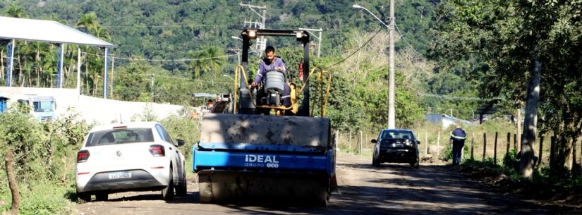 Prefeitura de Caraguatatuba executa obras de pavimentação em ruas do Pegorelli e Perequê-Mirim