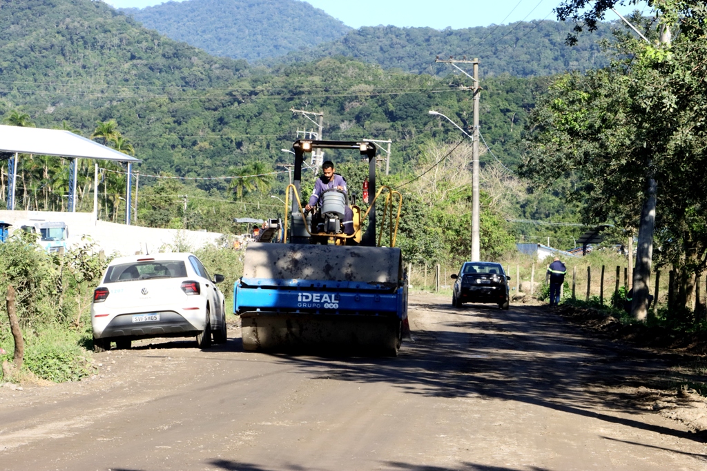 Prefeitura de Caraguatatuba executa obras de pavimentação em ruas do Pegorelli e Perequê-Mirim