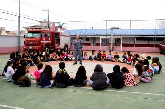 Projeto Colônia de Férias encerra com visita de crianças e adolescentes do Residencial Getuba ao Corpo de Bombeiros