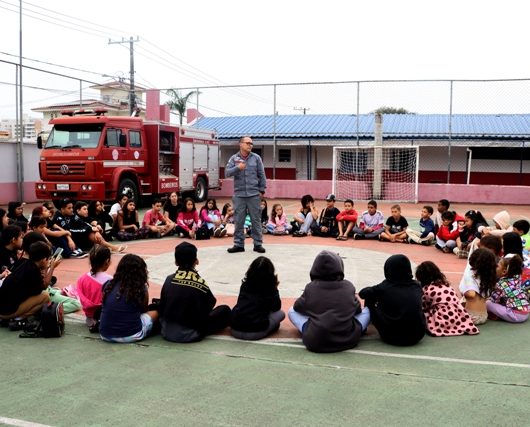 Projeto Colônia de Férias encerra com visita de crianças e adolescentes do Residencial Getuba ao Corpo de Bombeiros