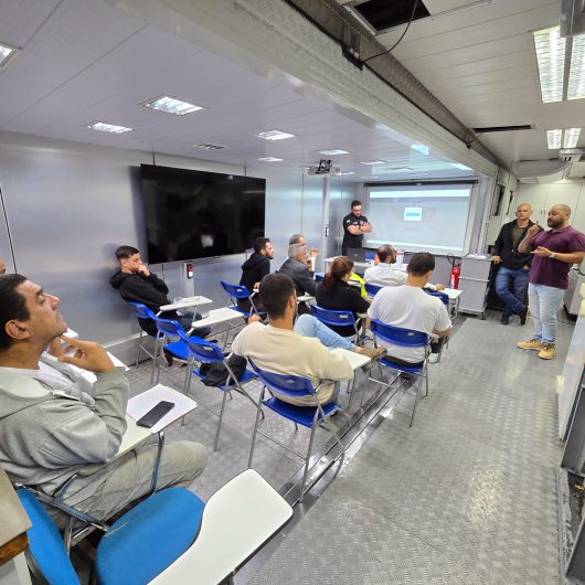 Alunos do curso de instalador de ar-condicionado tipo Split recebem certificação em Caraguatatuba