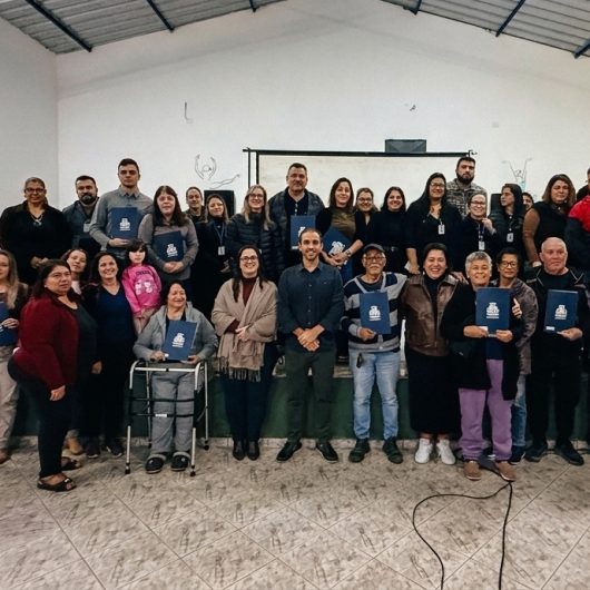 Moradores do Alto do Getuba recebem títulos de regularização fundiária
