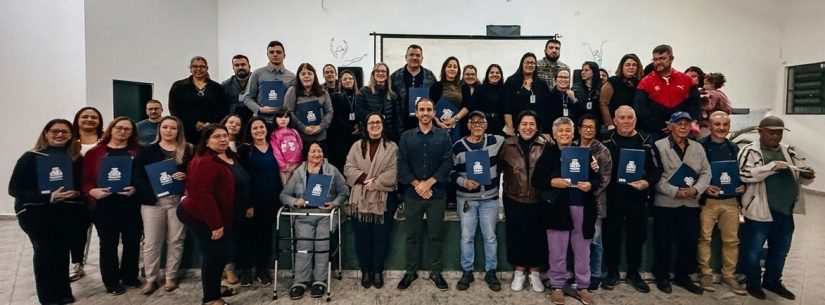 Moradores do Alto do Getuba recebem títulos de regularização fundiária