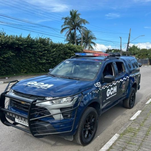 Agentes da GCM de Caraguatatuba prendem mulher por trafico de drogas no bairro Jardim Jaqueira