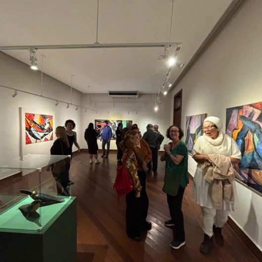 Exposição de Antonio Carelli reúne grandes nomes da arte em noite de abertura no museu