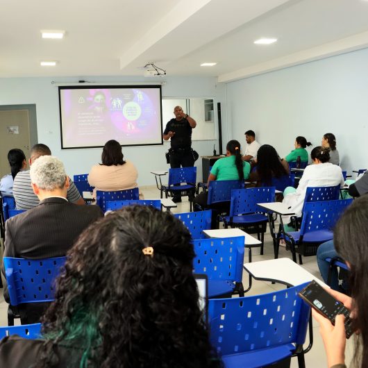 Guarda Municipal faz palestra sobre combate à violência contra a mulher para funcionários da Casa de Saúde Stella Maris